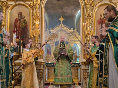 Архиерейское богослужение в День Святого Духа