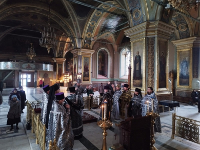 В пятницу шестой седмицы Великого поста епископ Антоний совершил Литургию Преждеосвященных Даров в Казанском соборе