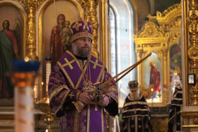 В Неделю 5-ю Великого поста епископ Леонтий совершил Божественную литургию в Казанском соборе